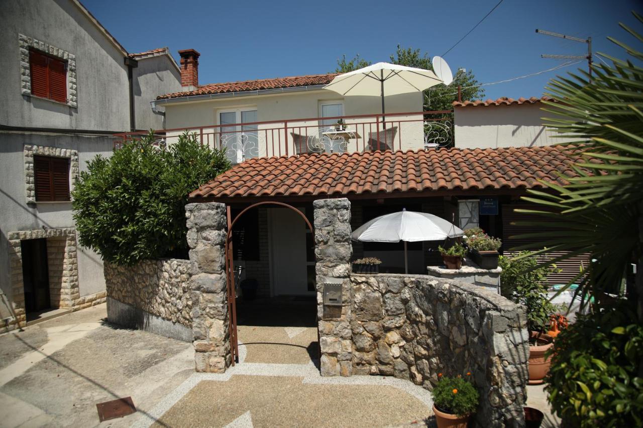 Apartments Noemi Malinska Exterior foto